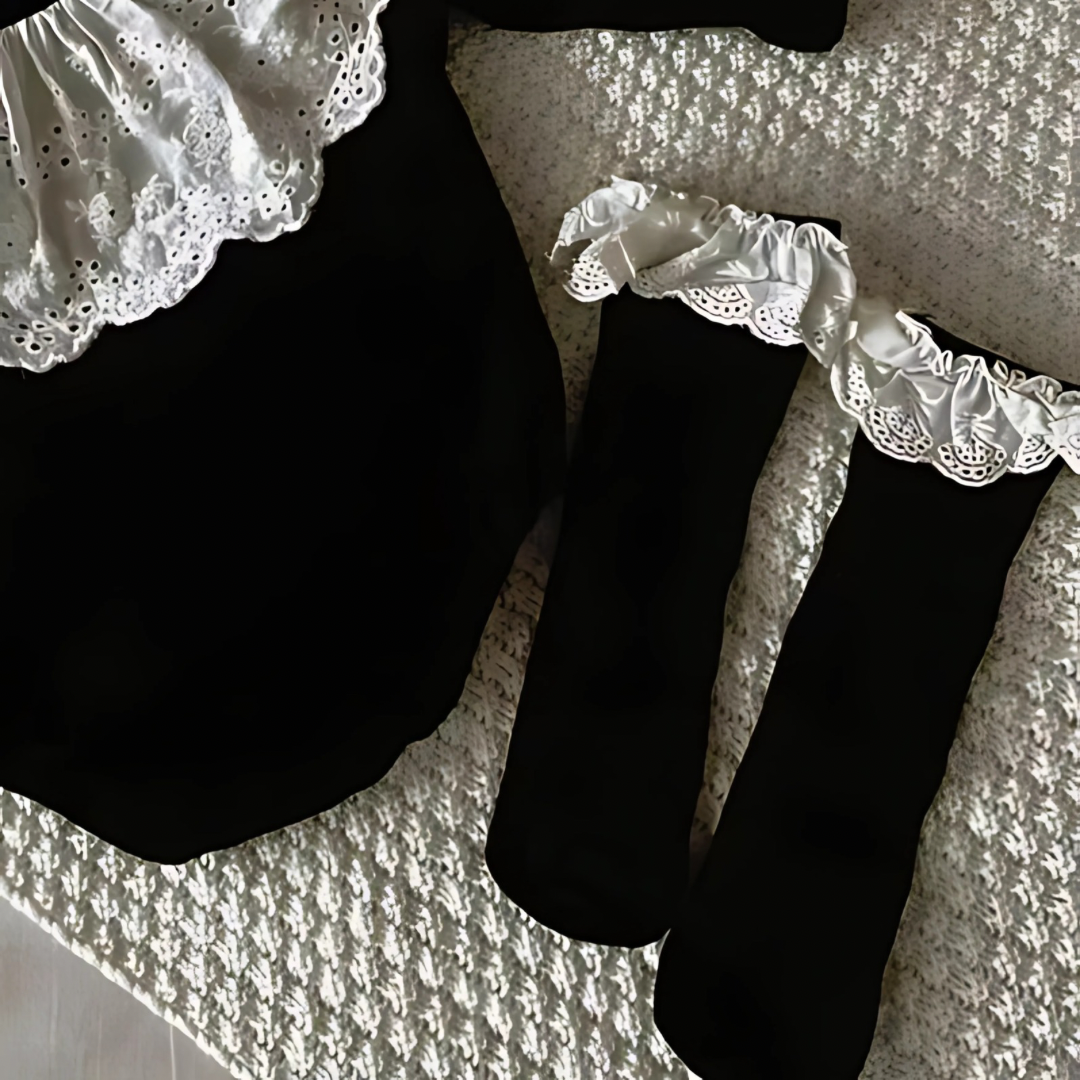 Mary Einteiliges Outfit mit Socken und Spitzenkragen