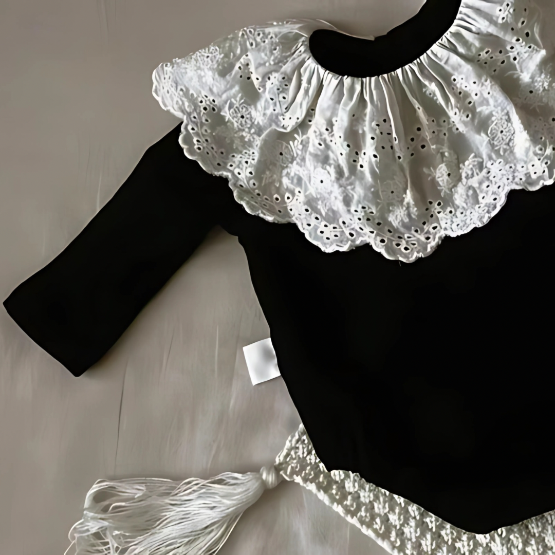 Mary Einteiliges Outfit mit Socken und Spitzenkragen