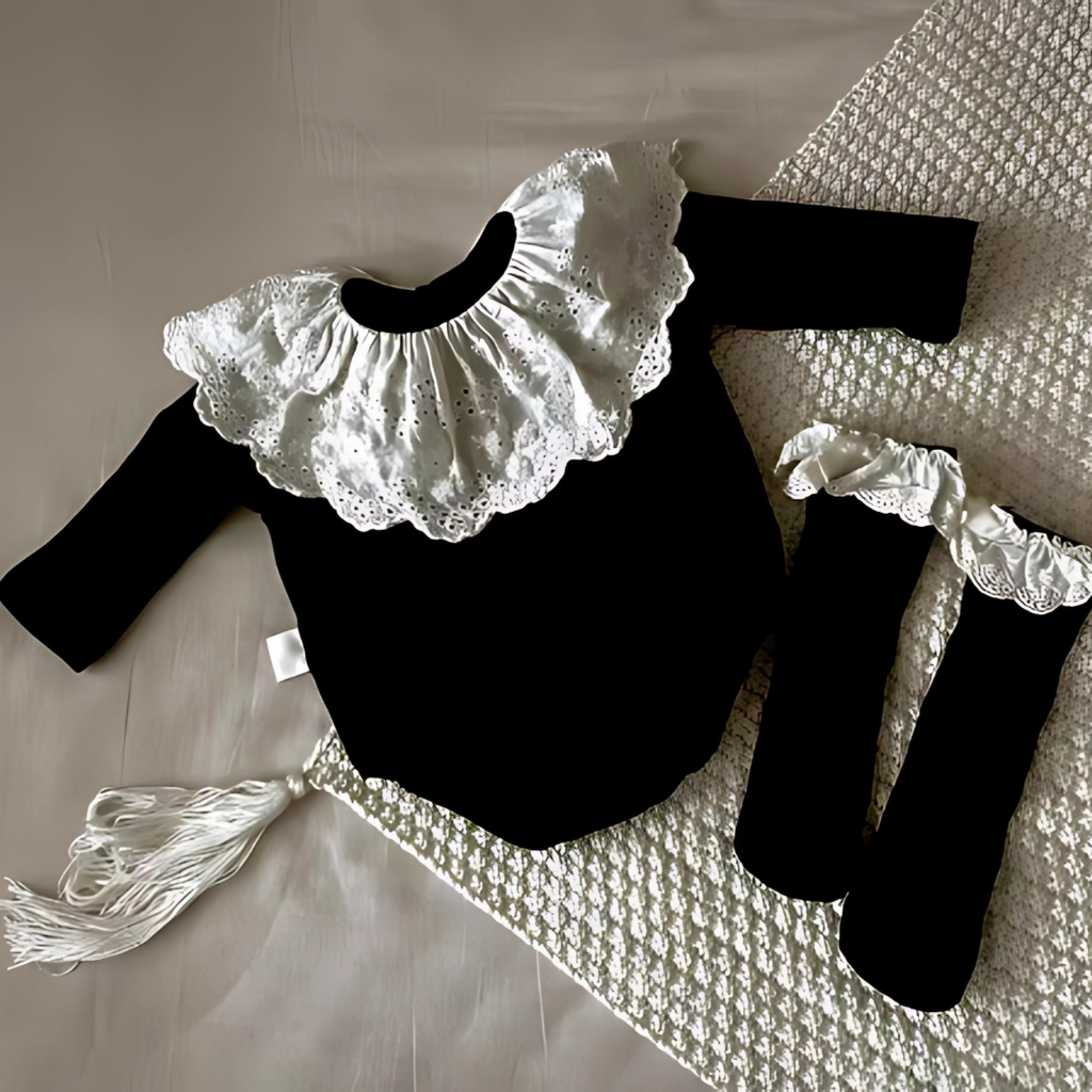 Mary Einteiliges Outfit mit Socken und Spitzenkragen
