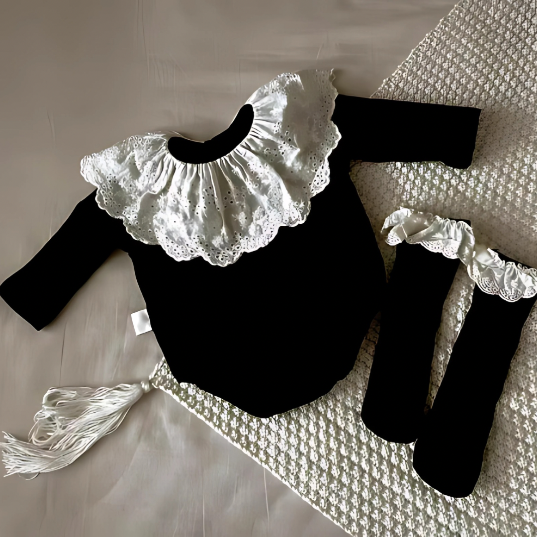 Mary Einteiliges Outfit mit Socken und Spitzenkragen