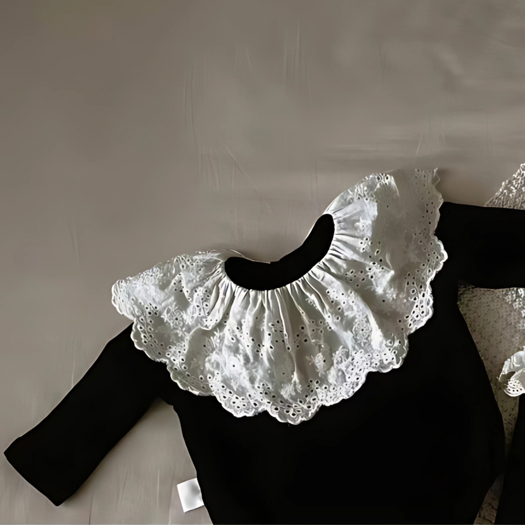 Mary Einteiliges Outfit mit Socken und Spitzenkragen